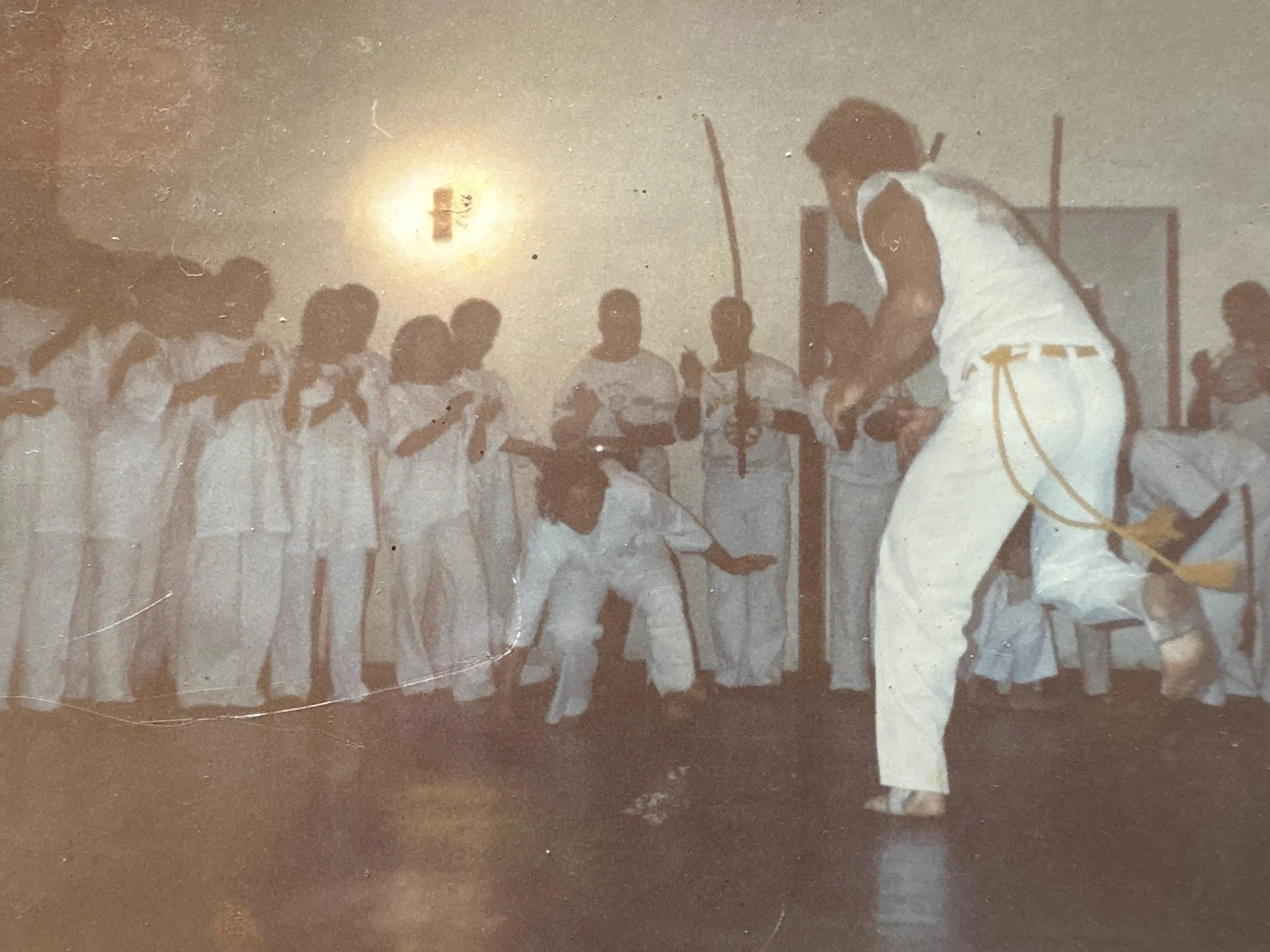 Crianças praticando capoeira